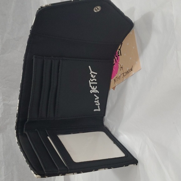 Betsey Johnson black white skull print heart shaped closure lock trifold wallet - Picture 7 of 12
